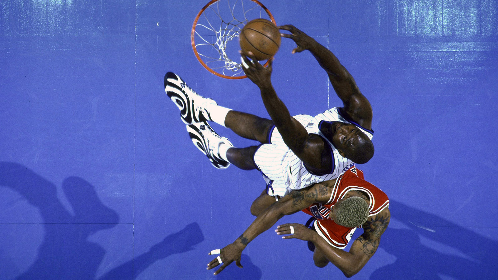 Shaq dunks